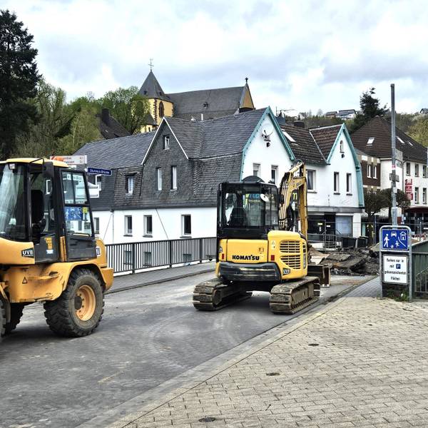 Ein Bagger und ein weiteres Baufahrzeug stehen an der Brücke in der Schleidener Innenstadt.