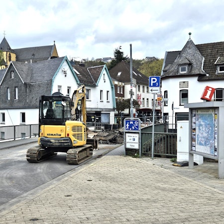 Ein Bagger und ein weiteres Baufahrzeug stehen an der Brücke in der Schleidener Innenstadt.
