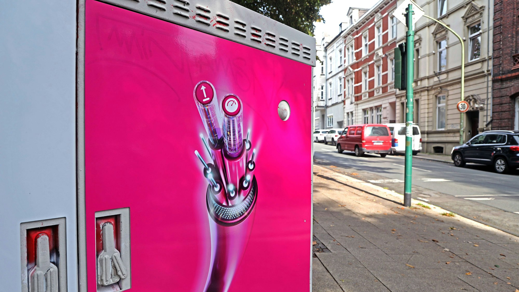 Ein Schaltkasten für das moderne Glasfaser-Breitbandnetz steht in Essen auf der Straße.