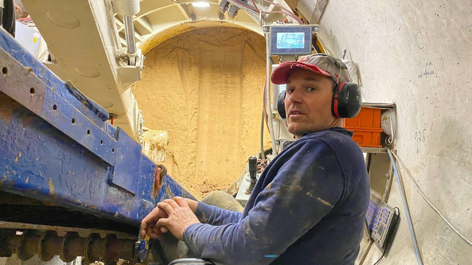 Zu sehen ist Marco Weiss am Steuer der Zughacke, die sich im künftigen Kanal befindet.