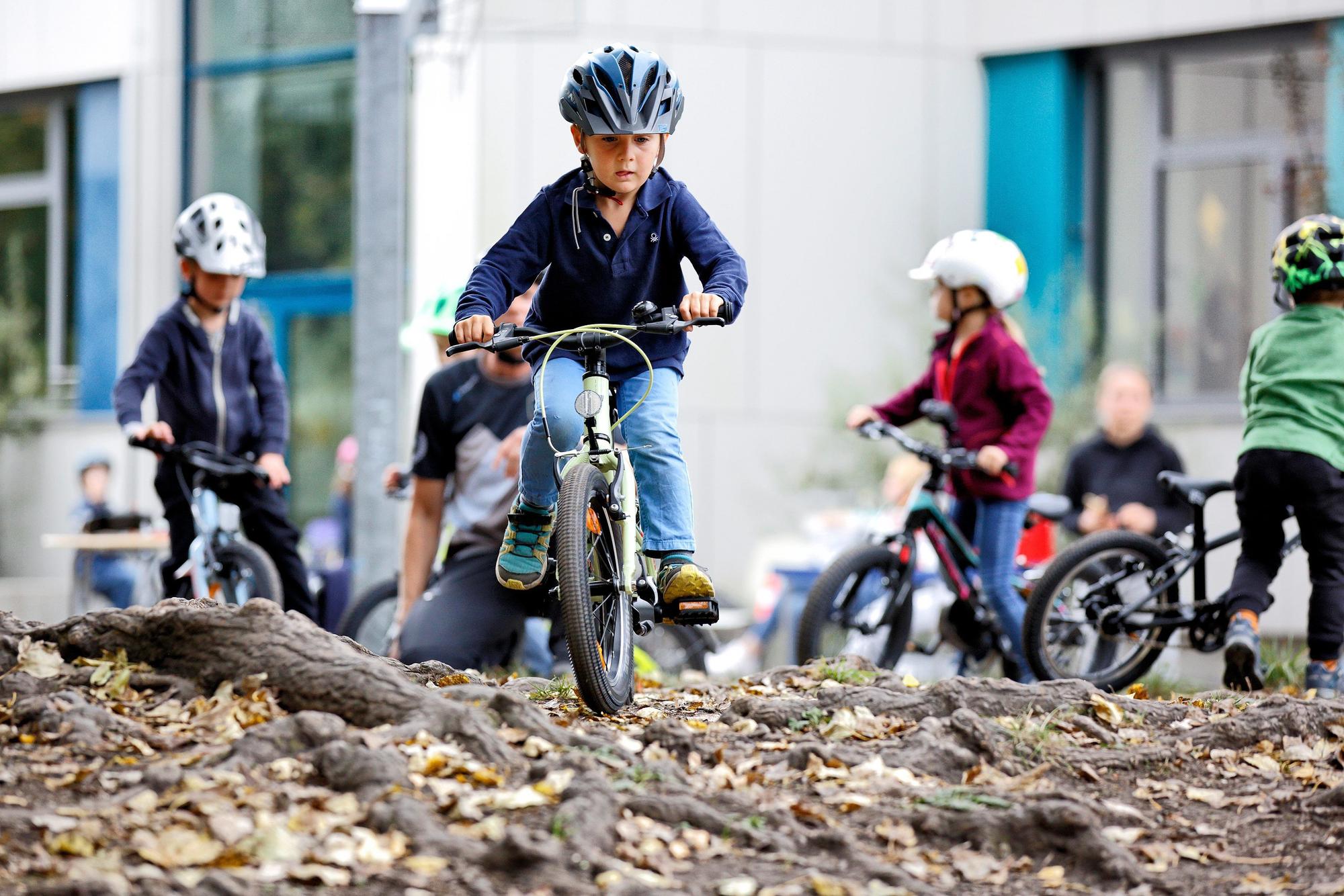 Mehrere Kinder fahren auf Fahrrädern