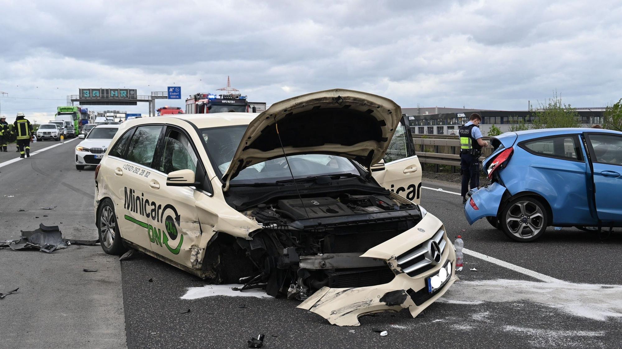 Das Bild zeigt ein beschädigte Taxi.