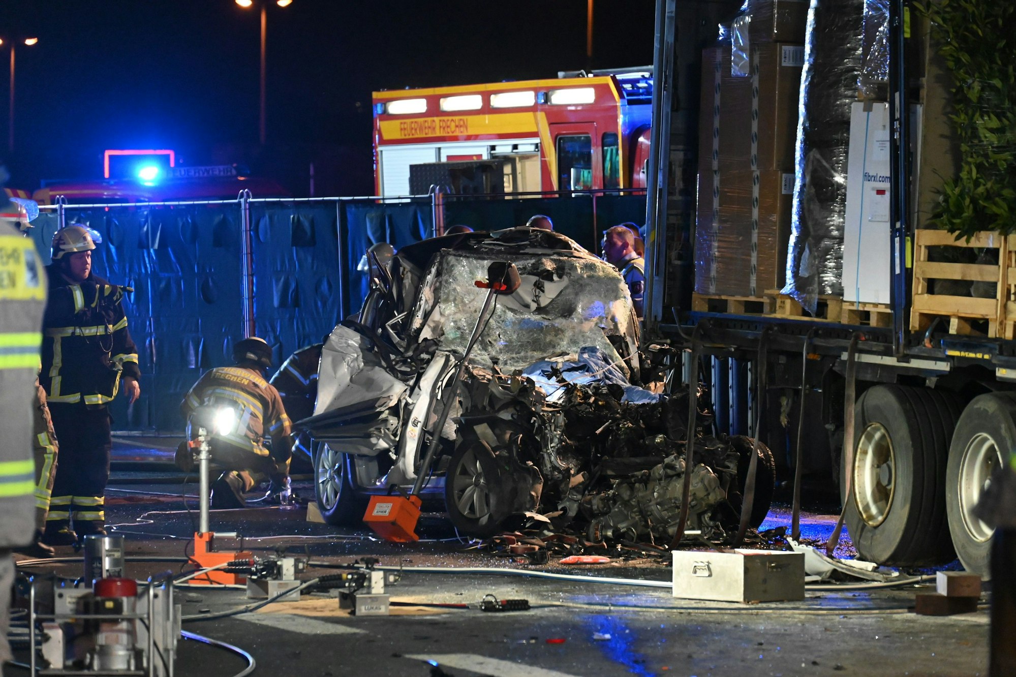 Das Bild zeigt Einsatzkräfte an der Unfallstelle.