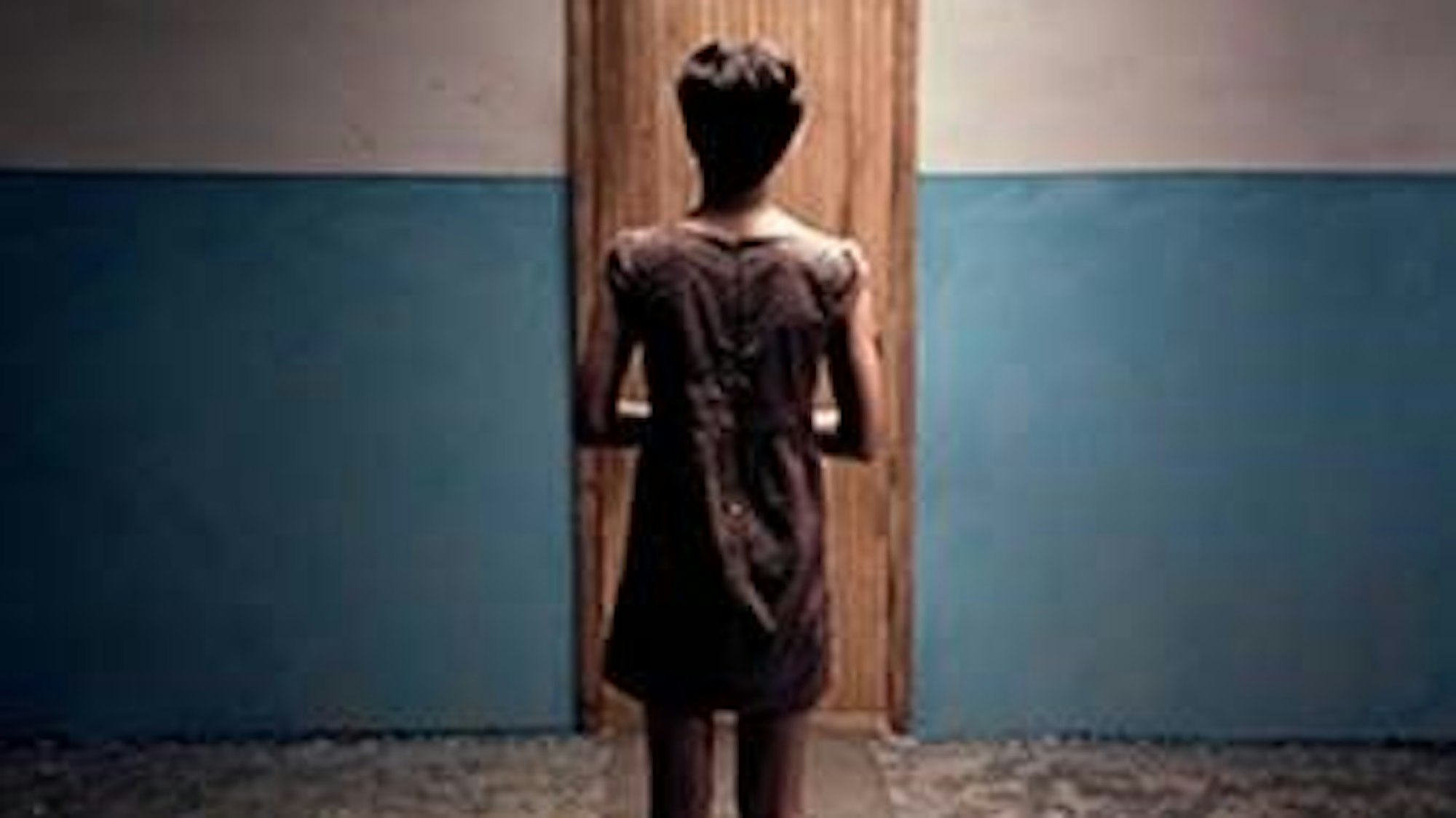 On foreign made soles, 2018, 7-Kanal-Videoinstallation von Ira Eduardovna.