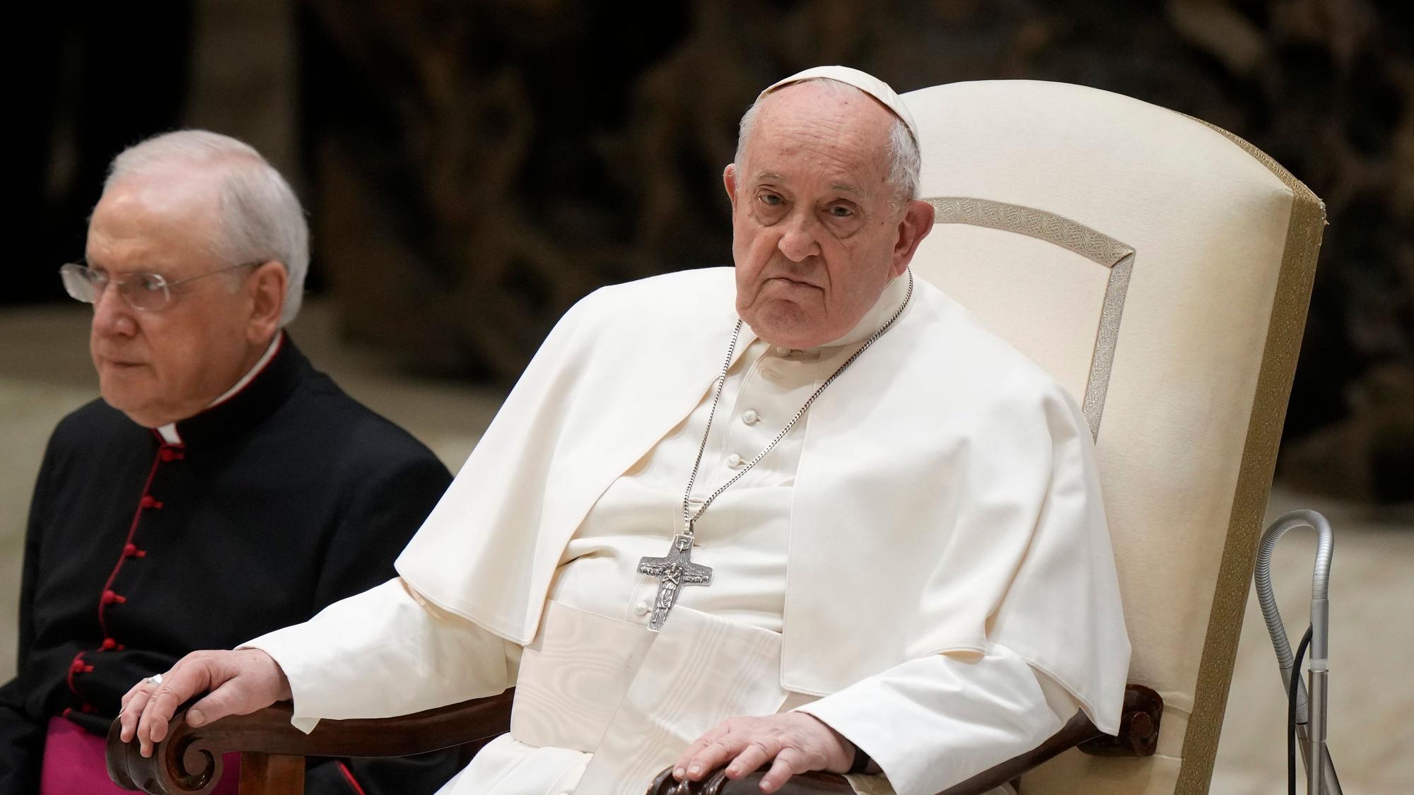 ARCHIV - 28.02.2024, Vatikan, Vatikanstadt: Papst Franziskus sitzt in einem Stuhl bei seiner wöchentlichen Generalaudienz in der Halle Paul VI. im Vatikan. (zu dpa: «Papst geißelt Abtreibung und Leihmutterschaft») Foto: Andrew Medichini/AP/dpa +++ dpa-Bildfunk +++