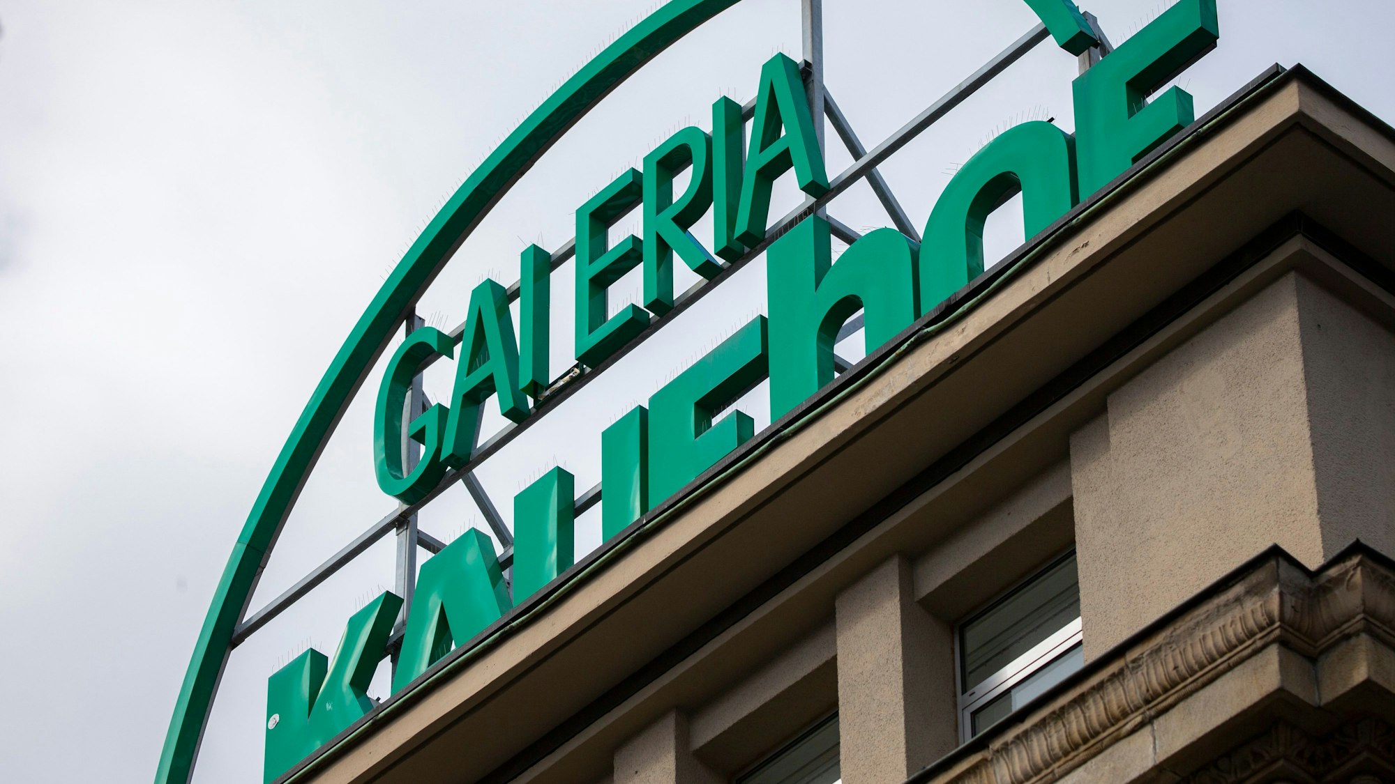 Das Logo der Kölner Filiale des insolventen Konzerns Galeria Kaufhof.