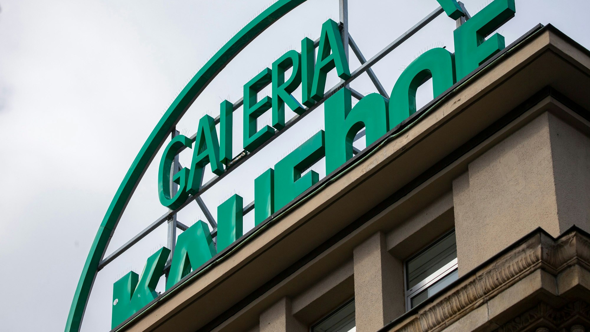 Das Logo einer Kaufhof-Filiale.