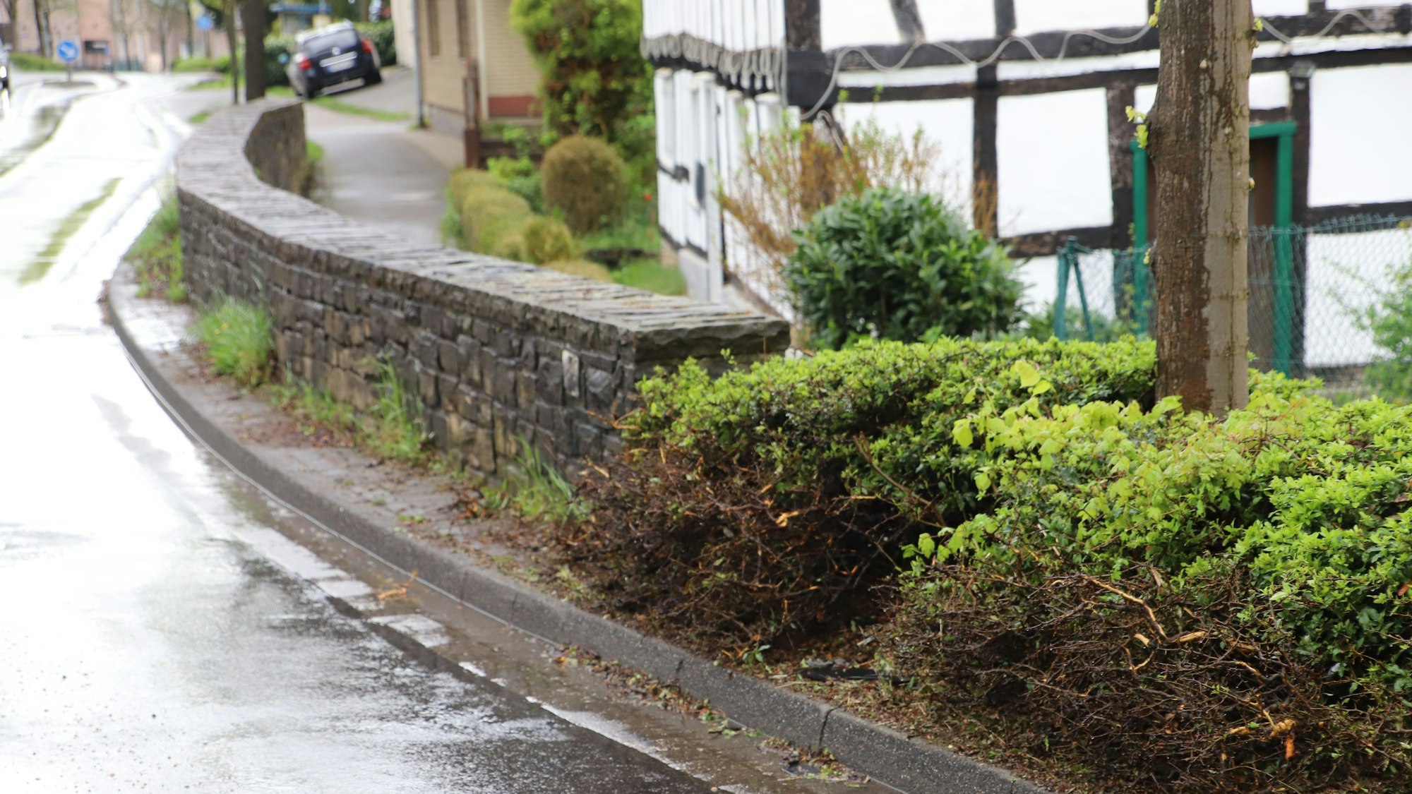 Gegen diese Mauer war der Auflieger gestoßen und mit einer Felfe hängen geblieben.