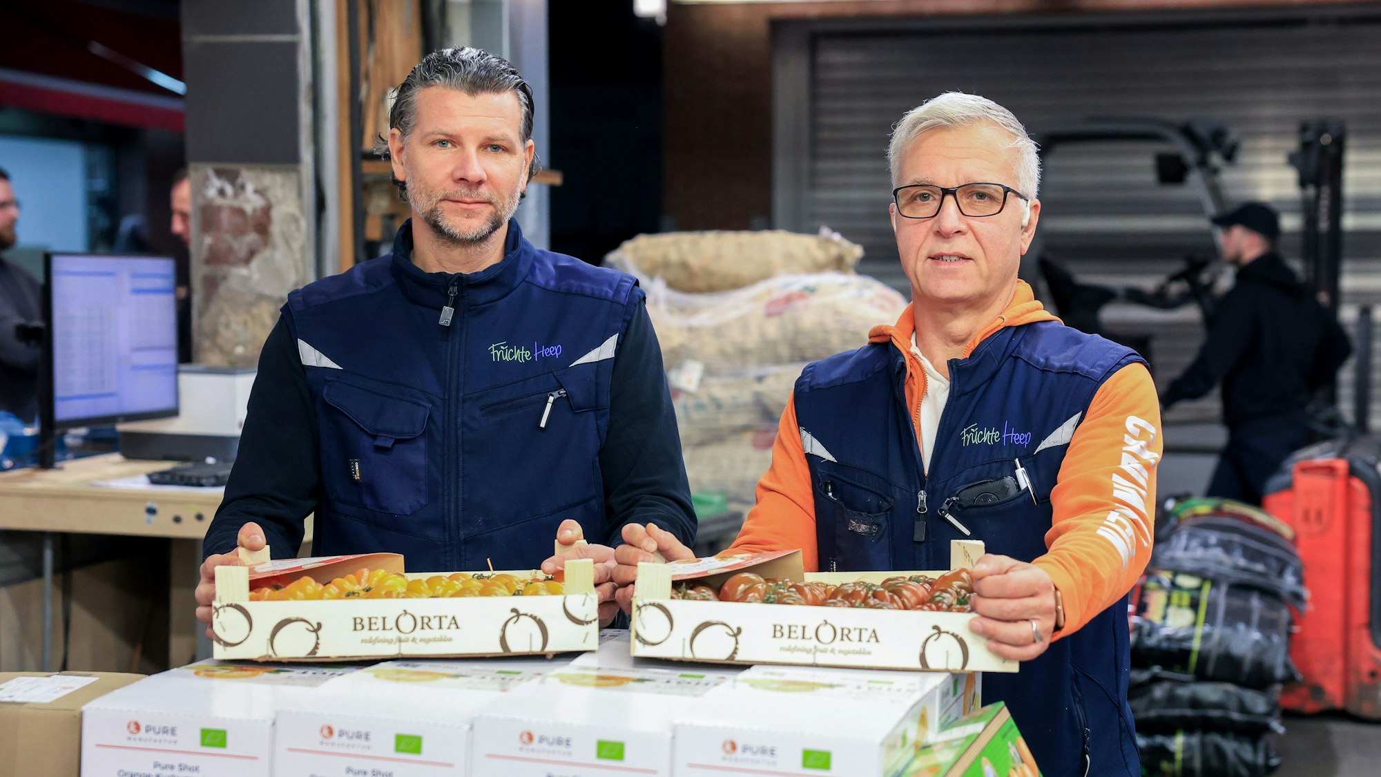 Obst- und Gemüsehändler Norbert Heep (r.) mit seinem Mitarbeiter Daniel Kacprzak.