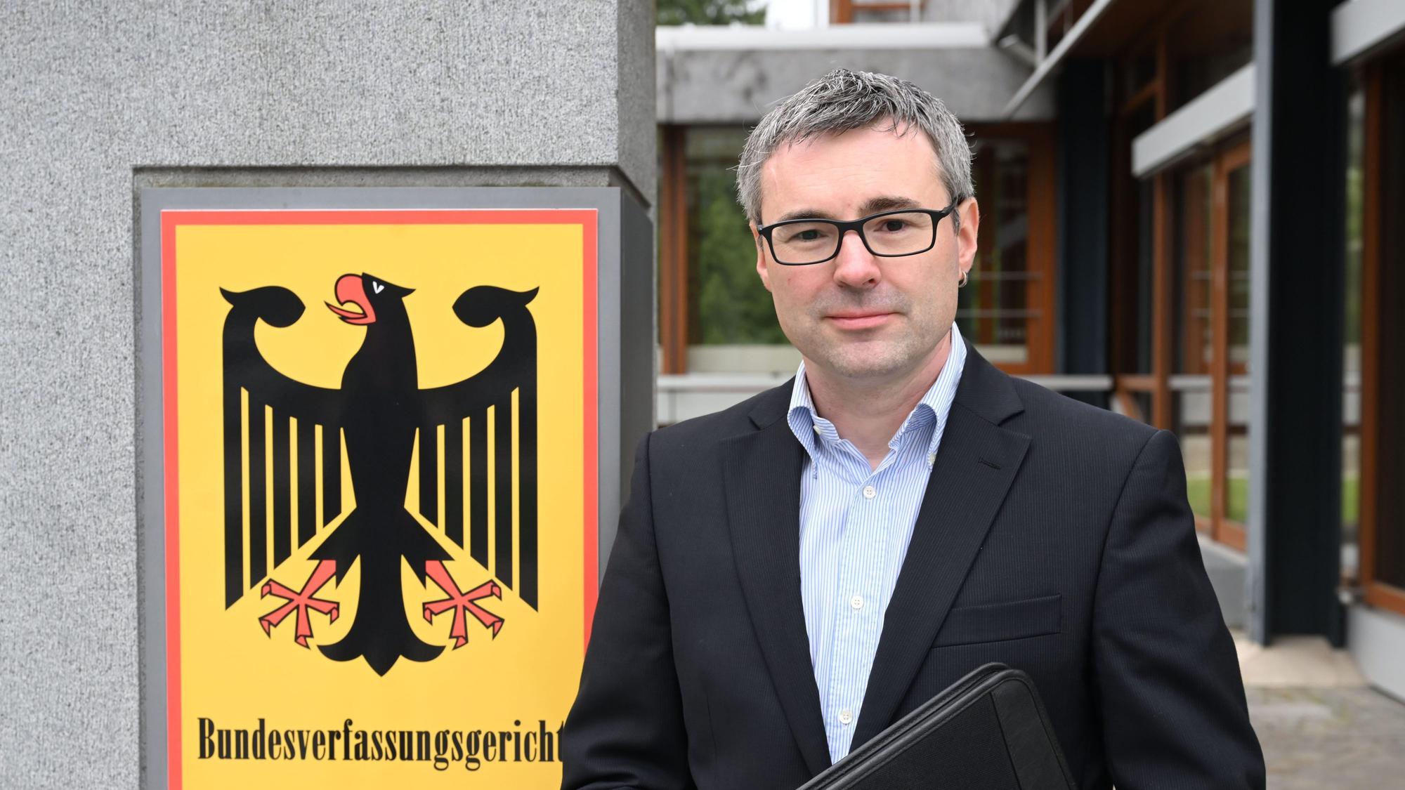 Tobias, Kläger in Sachen „Regelungen zur Vaterschaftsanfechtung“, wartet vor dem Bundesverfassungsgericht in Karlsruhe auf den Beginn der Urteilsverkündung (der vollständige Name wird auf Wunsch des Klägers nicht genannt).