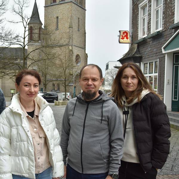 Sie berichten von ihren Schwierigkeiten, im Berufsleben Fuß zu fassen (von links): Vitalii und Oleksandra Tyschenko, Mykola Skopych und Daria Poliakova. Sie sind aus der Ukraine geflüchtet und hatten sich im Heimatland beruflich etabliert. Das Foto zeigt die Gruppe mitten in der Gummersbacher Innenstadt