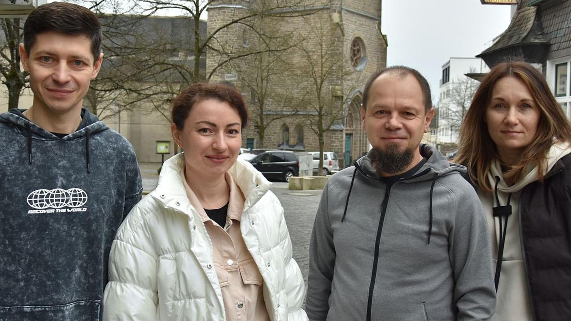 Sie berichten von ihren Schwierigkeiten, im Berufsleben Fuß zu fassen (von links): Vitalii und Oleksandra Tyschenko, Mykola Skopych und Daria Poliakova. Sie sind aus der Ukraine geflüchtet und hatten sich im Heimatland beruflich etabliert. Das Foto zeigt die Gruppe mitten in der Gummersbacher Innenstadt