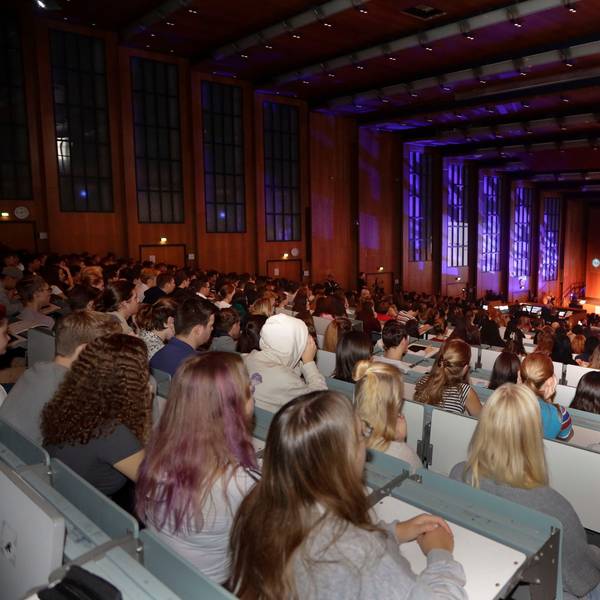 In der Aula begrüßt Joybrato Mukherjee die Studierenden, zum Beginn des Sommersemsters wurde er bei der Begrüßung von Prorektorin Beatrix Busse vertreten.