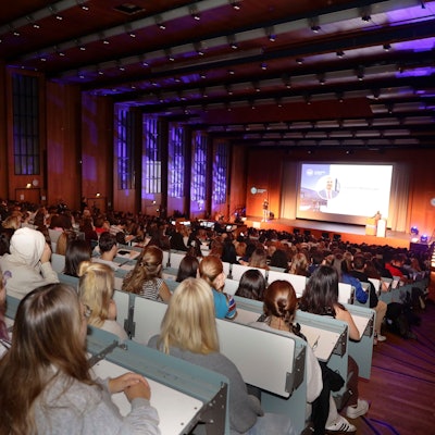 In der Aula begrüßt Joybrato Mukherjee die Studierenden, zum Beginn des Sommersemsters wurde er bei der Begrüßung von Prorektorin Beatrix Busse vertreten.