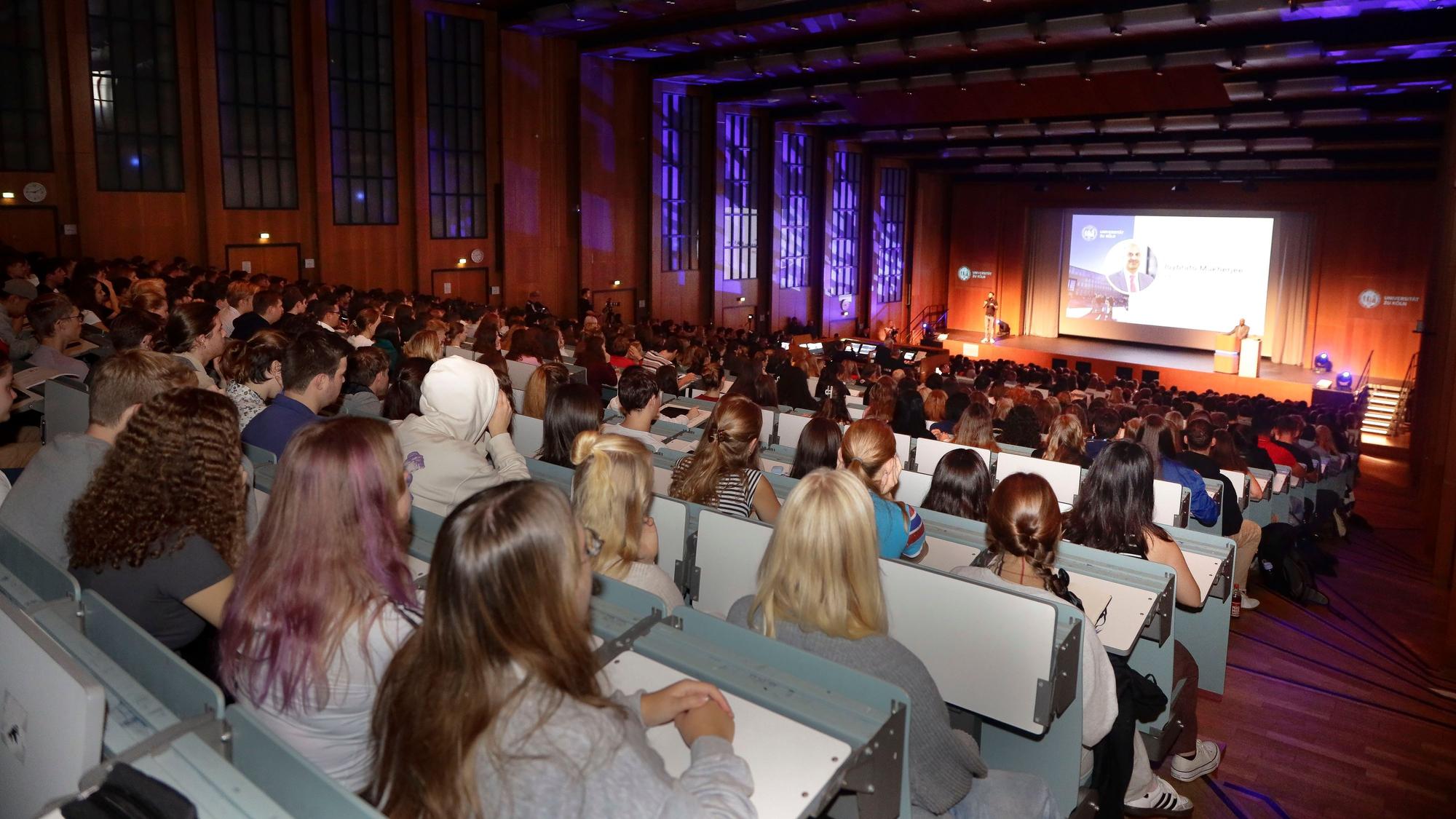 In der Aula begrüßt Joybrato Mukherjee die Studierenden, zum Beginn des Sommersemsters wurde er bei der Begrüßung von Prorektorin Beatrix Busse vertreten.