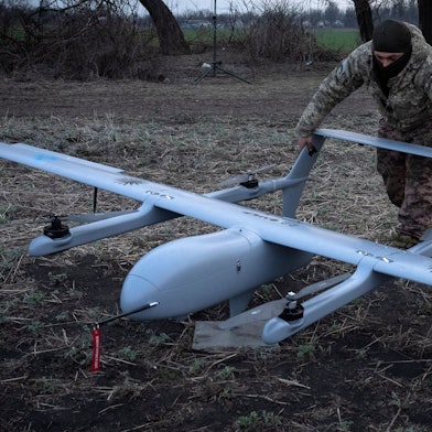 Ein ukrainischer Soldat bereitet den Start einer Mittelstrecken-Drohne Poseidon H10 an der Front in der Region Donezk vor.
