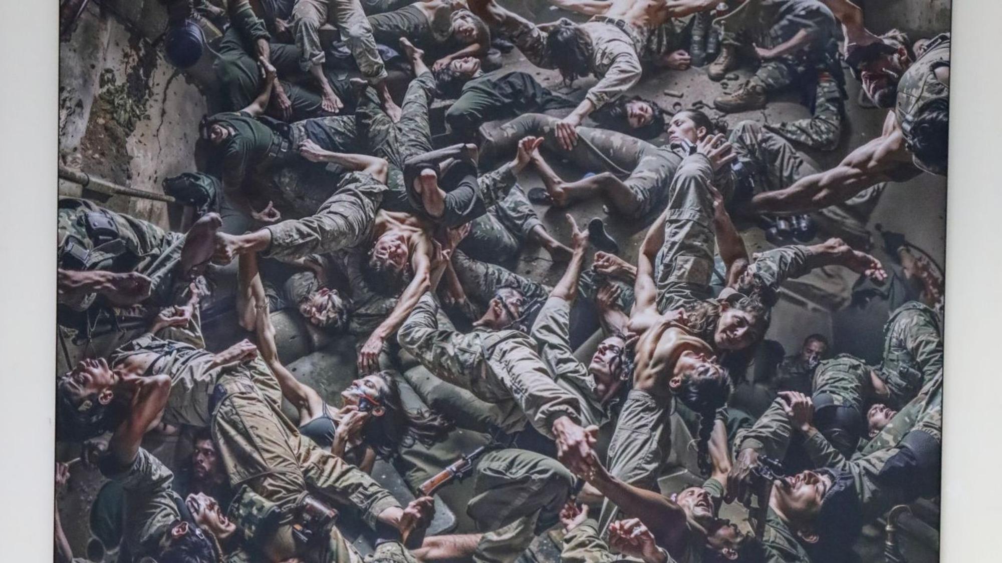 Ein Bild mit einem unübersehbaren Gewimmel von durcheinander stürzenden Soldaten.