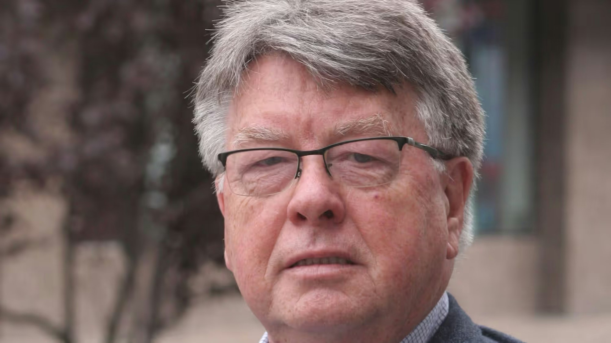 Auf dem Foto ist Hans Decruppe zu sehen. Er ist Fraktionsvorsitzender der Linken im Kreistag in Bergheim.