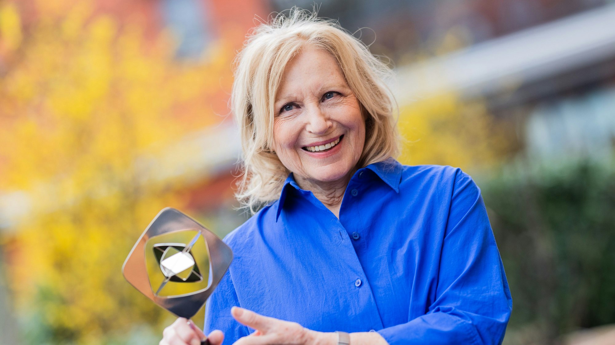 Maren Kroymann hält ihren Preis in der Hand.