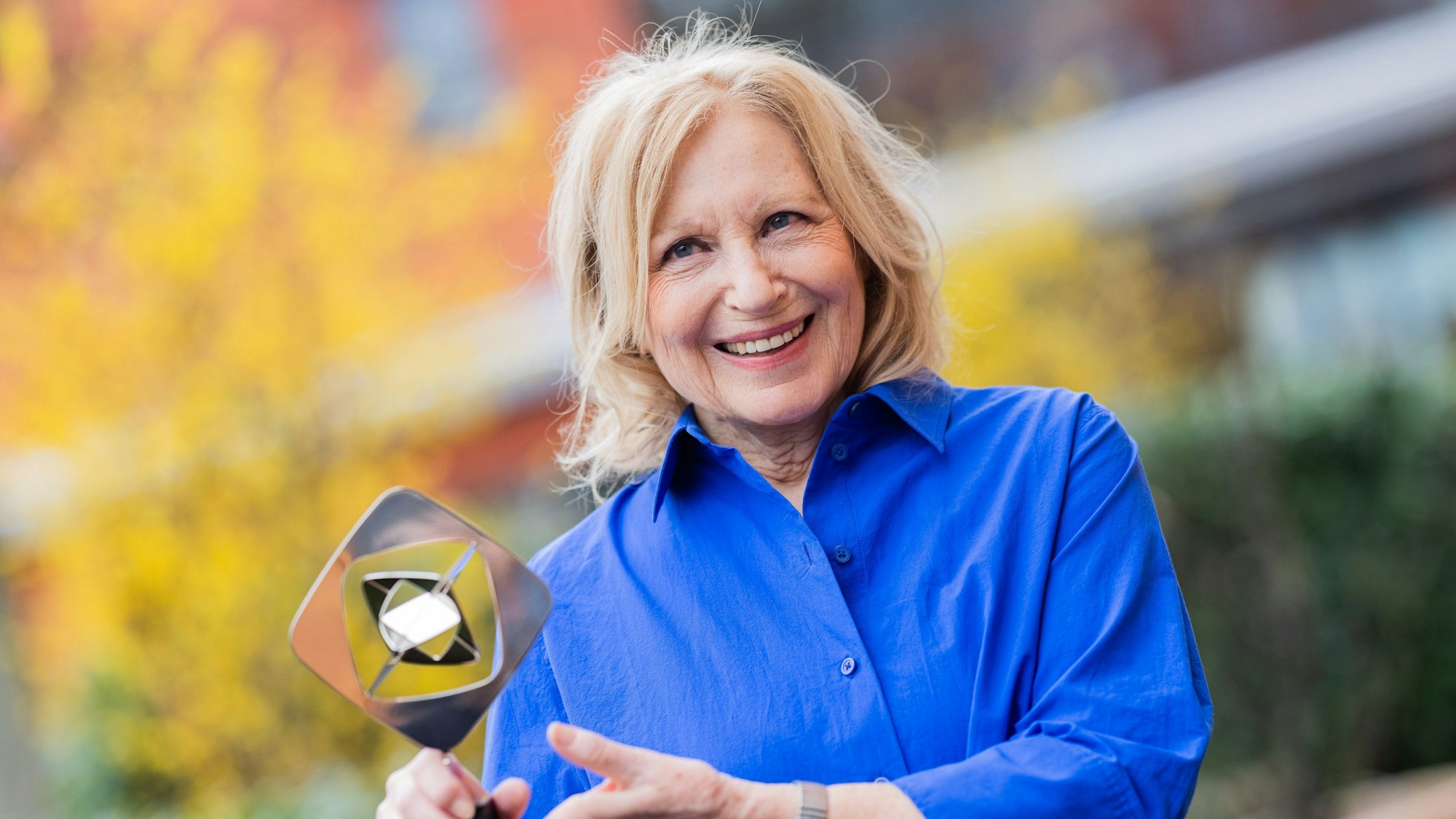 Maren Kroymann, Schauspielerin und Kabarettistin, hält ihren Preis in der Kategorie ‚Besondere Ehrung‘ bei der Bekanntgabe der Gewinnerinnen und Gewinner der Grimme-Preise. (Archivbild)