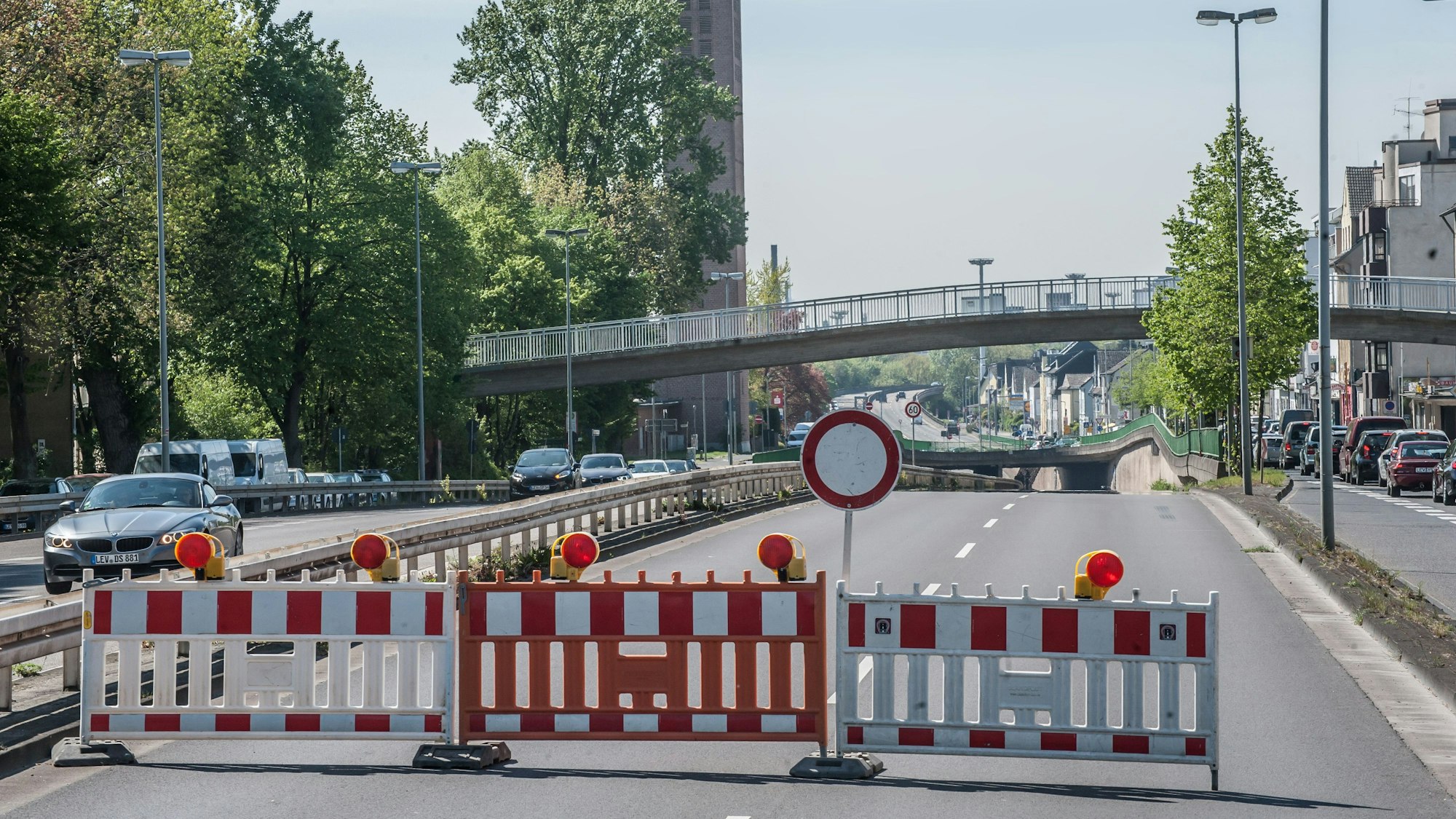 Gesperrter Trog der Stadtautobahn in Küppersteg im April 2020