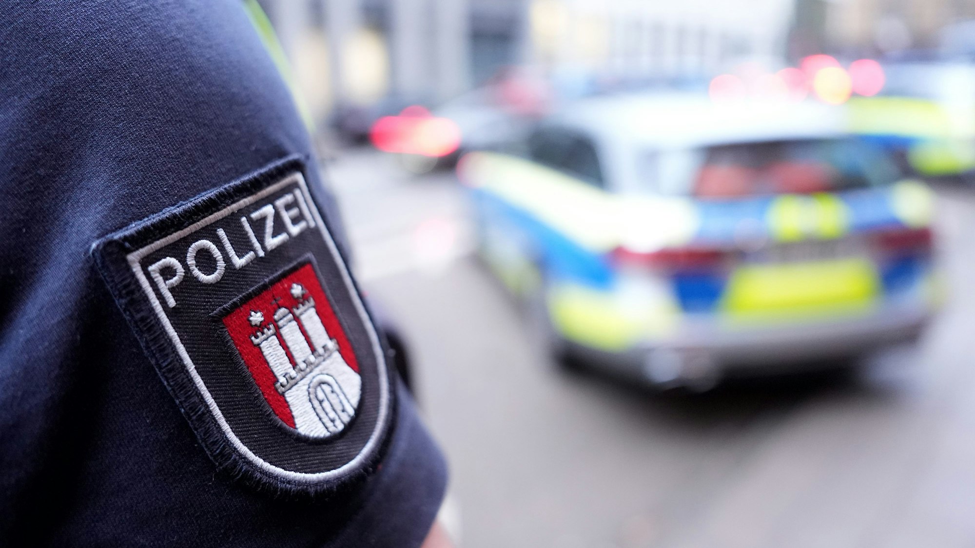 Polizist in Hamburg (Archivbild). In einem Einkaufszentrum in Lurup hat es einen Sprengstoff-Alarm gegeben.