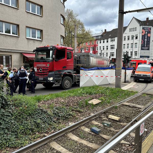 Zu sehen sind die Kölner Polizei und Feuerwehr im Einsatz nach einem schweren Verkehrsunfall.