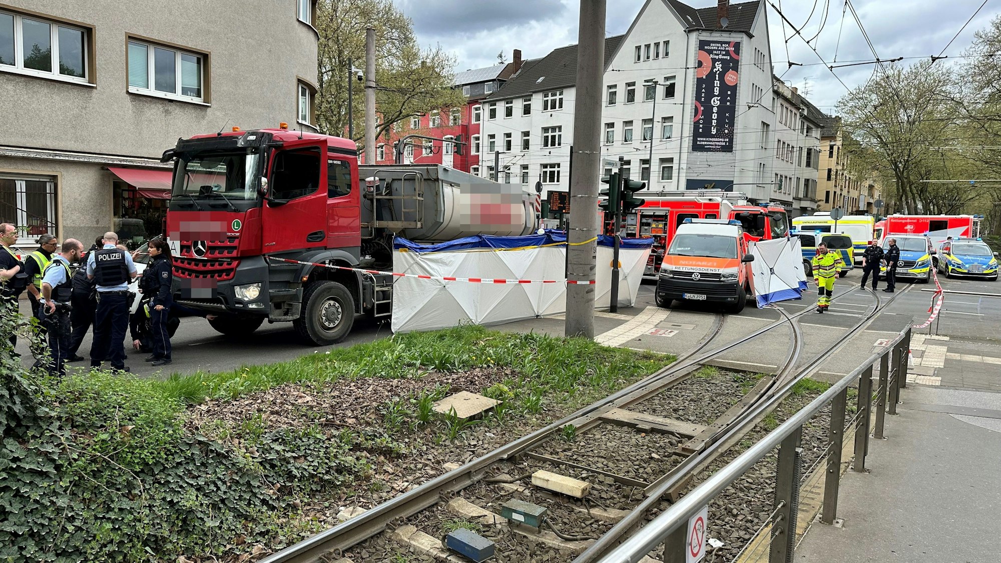 Zu sehen sind die Kölner Polizei und Feuerwehr im Einsatz nach einem schweren Verkehrsunfall.