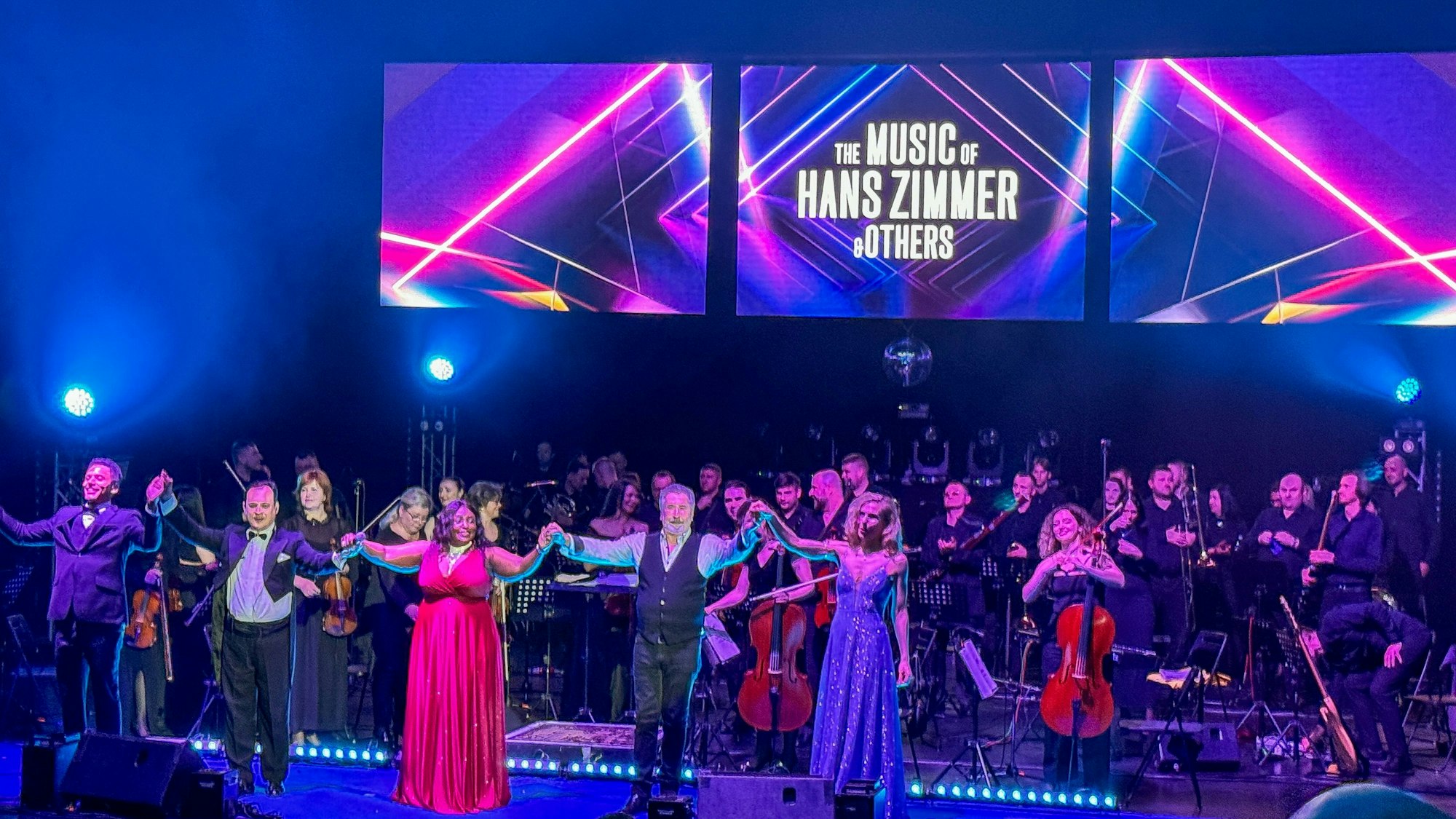 Ein Orchester und Solisten stehen auf der Bühne im Forum.