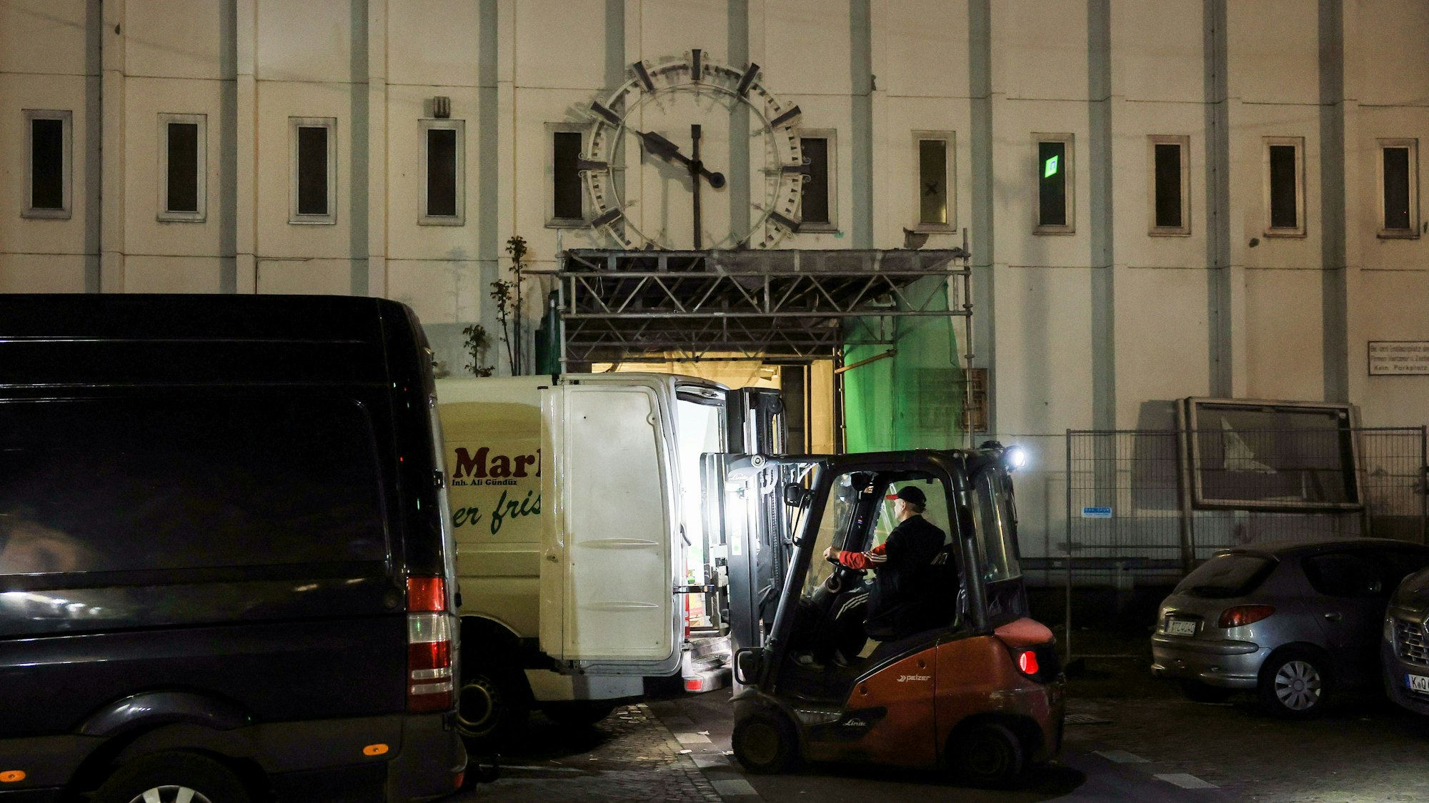 Gabelstapler verladen Ware um halb 5 Uhr morgens am Kölner Großmarkt – auch wenn die Uhr etwas anderes zeigt.