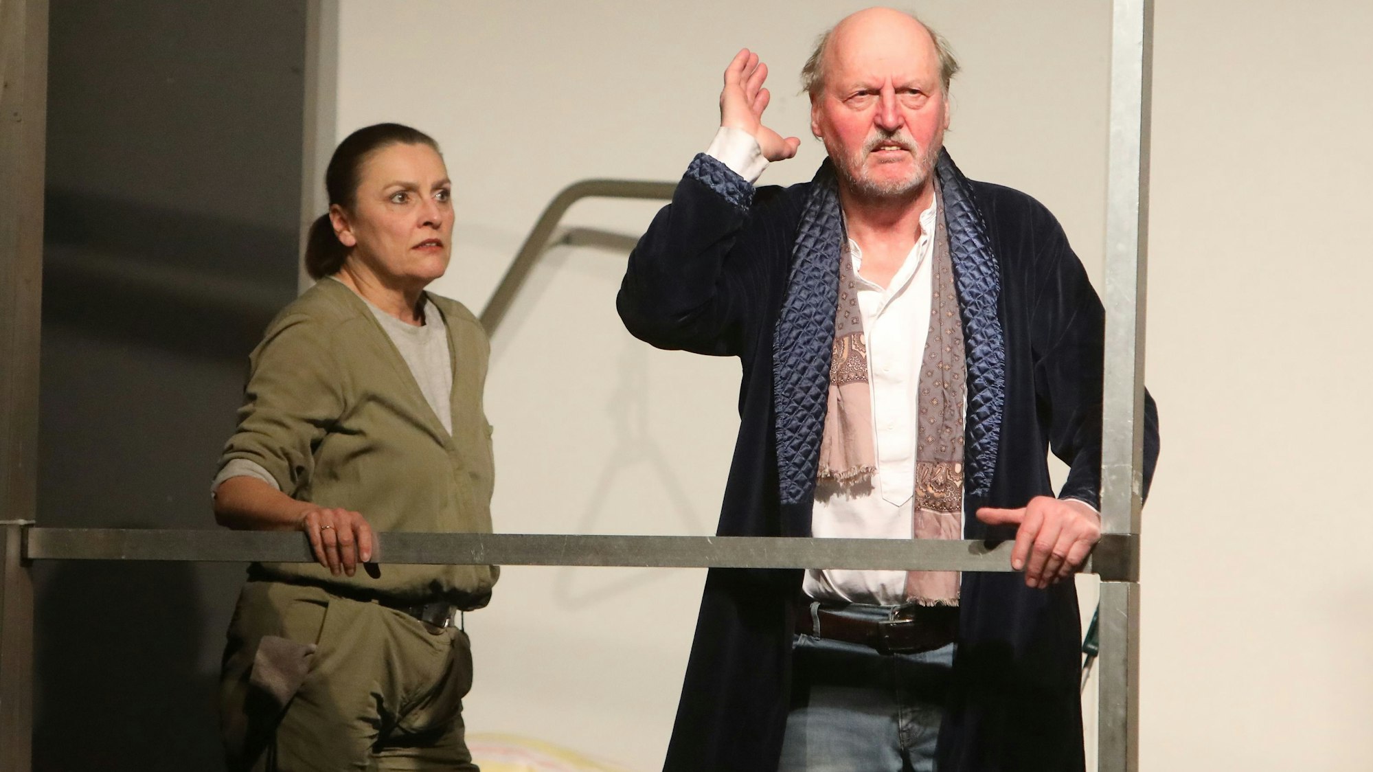 Eine Frau und ein Mann auf einer Theaterbühne.