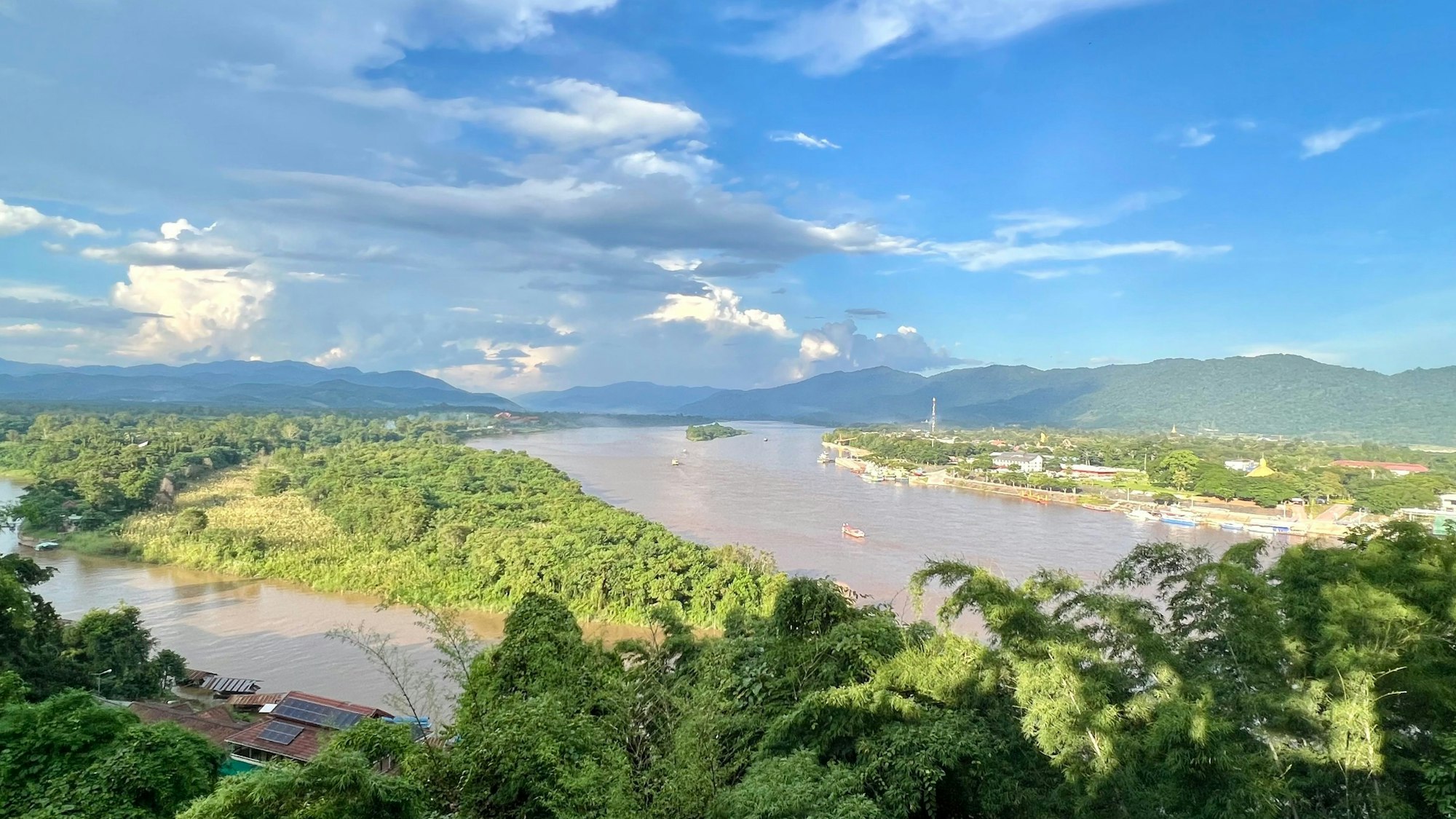 Der Mekong am sogenannten Goldenen Dreieck zwischen Laos, Thailand und Myanmar. Ein Lkw mit ätzender Schwefelsäure ist im laotischen Touristenort Luang Prabang in den Fluss Nam Kham gekippt, der in den Mekong fließt. dpa