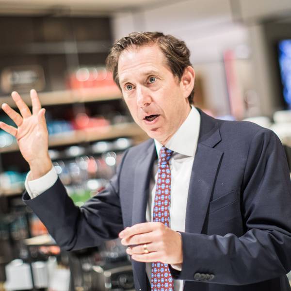 Richard Baker, der Vorstandsvorsitzender der Hudson's Bay Company (HBC), spricht im April 2017 in einer Galeria Kaufhof-Filiale in Düsseldorf (Nordrhein-Westfalen). Jetzt will der US-Unternehmer mit seiner Investmentgesellschaft NRDC Equity Partners erneut bei Galeria Karstadt Kaufhof einsteigen.