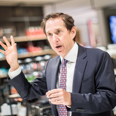 Richard Baker, der Vorstandsvorsitzender der Hudson's Bay Company (HBC), spricht im April 2017 in einer Galeria Kaufhof-Filiale in Düsseldorf (Nordrhein-Westfalen). Jetzt will der US-Unternehmer mit seiner Investmentgesellschaft NRDC Equity Partners erneut bei Galeria Karstadt Kaufhof einsteigen.