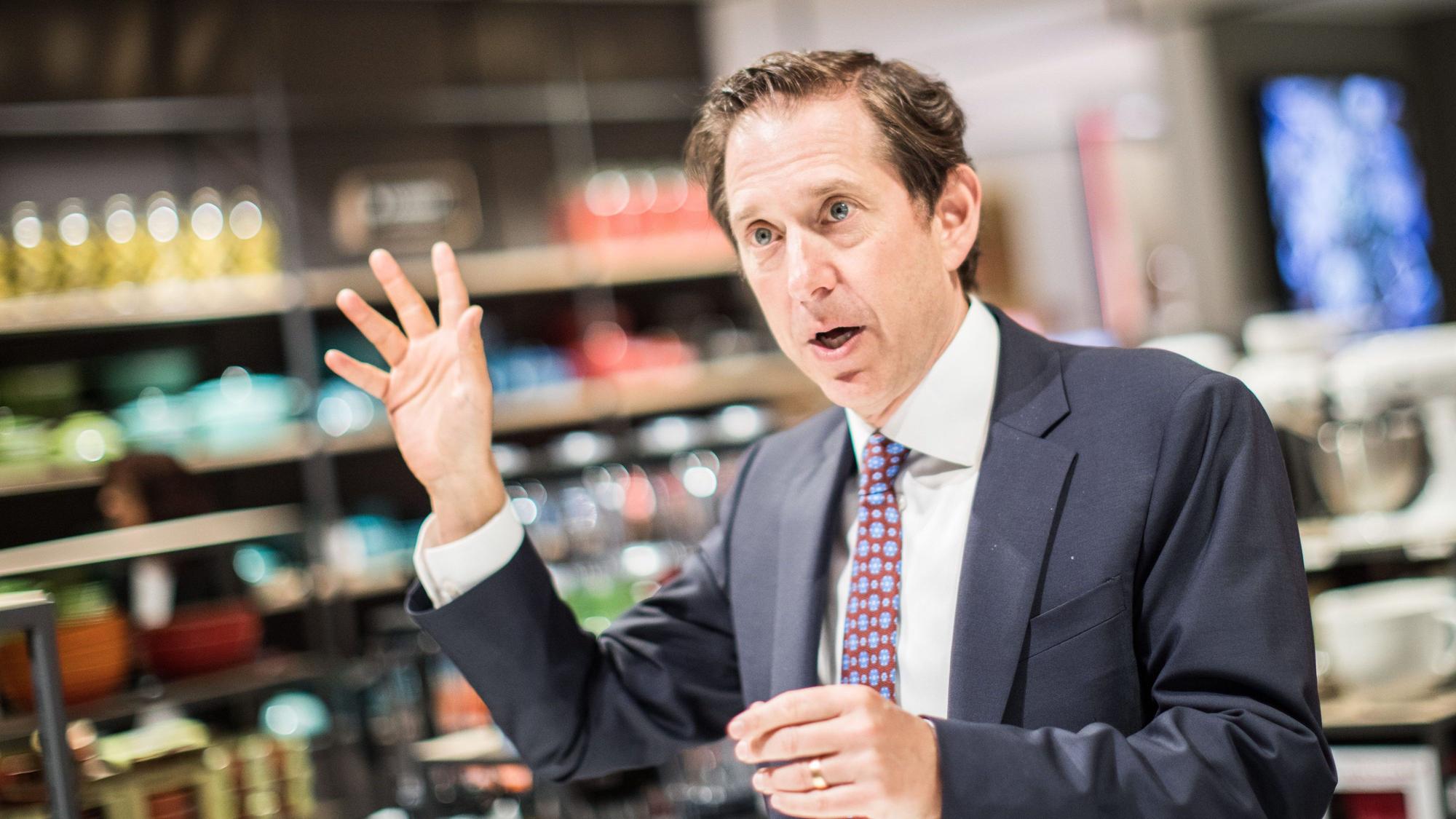 Richard Baker, der Vorstandsvorsitzender der Hudson's Bay Company (HBC), spricht im April 2017 in einer Galeria Kaufhof-Filiale in Düsseldorf (Nordrhein-Westfalen). Jetzt will der US-Unternehmer mit seiner Investmentgesellschaft NRDC Equity Partners erneut bei Galeria Karstadt Kaufhof einsteigen.