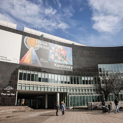 Außenaufnahme der Kunstsammlung in Düsseldorf: Hier ist die Ausstellung „Hilma af Klint und Wassily Kandinsky“ zu sehen.