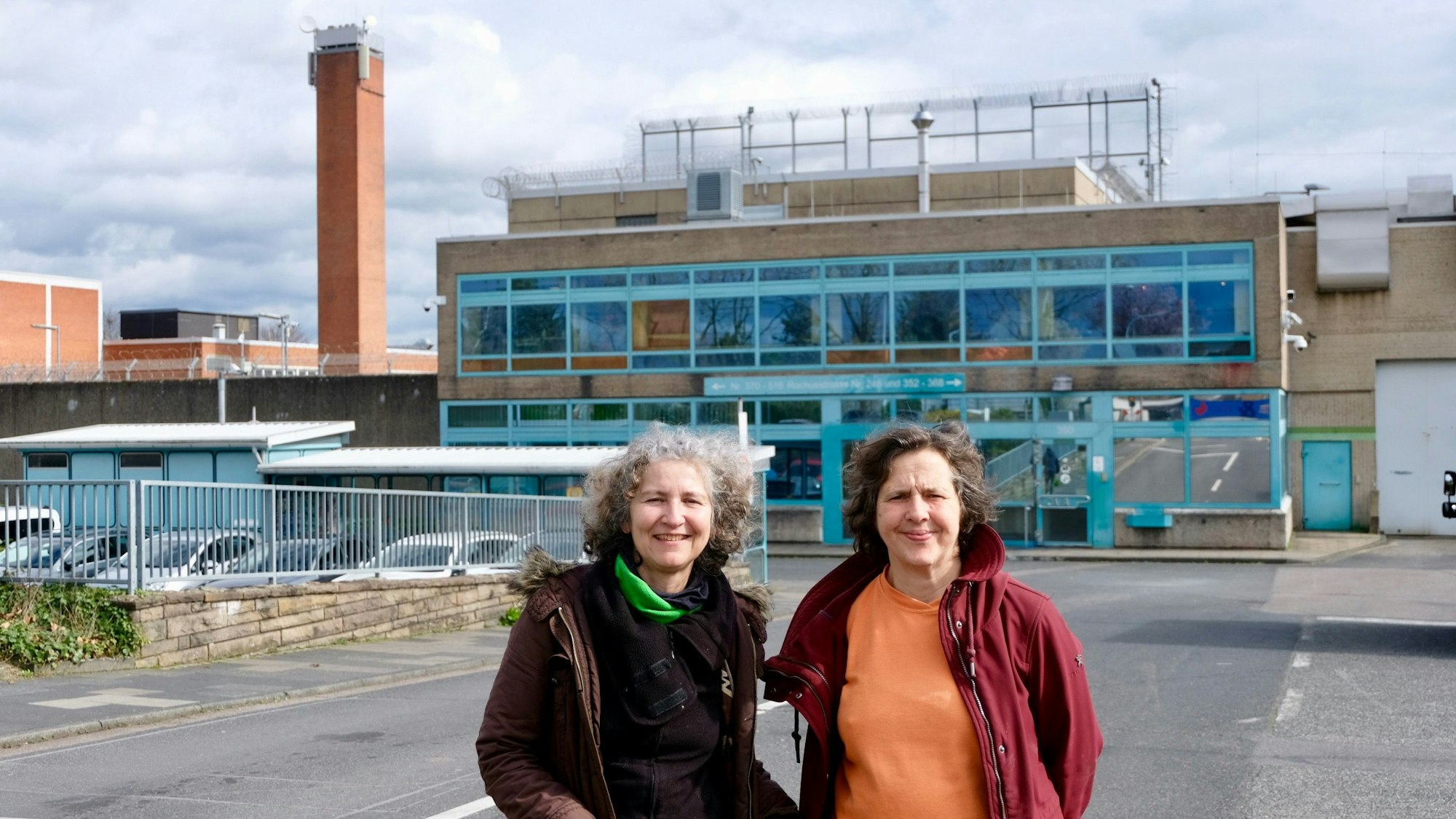 Die beiden Frauen wollen gerne ehrenamtlich in der JVA Ossendorf aushelfen - doch die Sicherheitsüberprüfung dauert schon seit anderthalb Jahre.