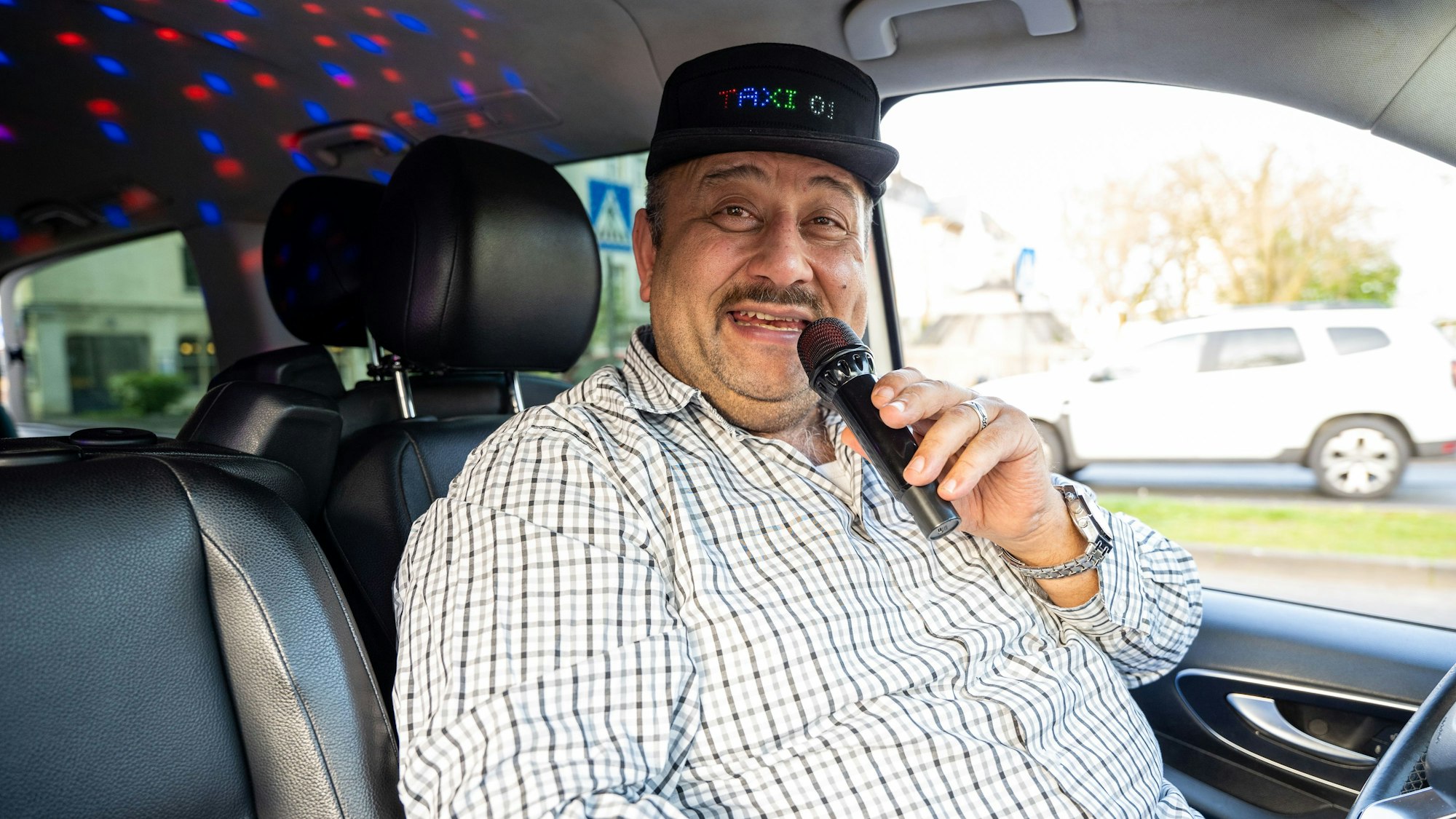Kürsat Isikoglu fährt mit seinem party-Taxi durch Köln.