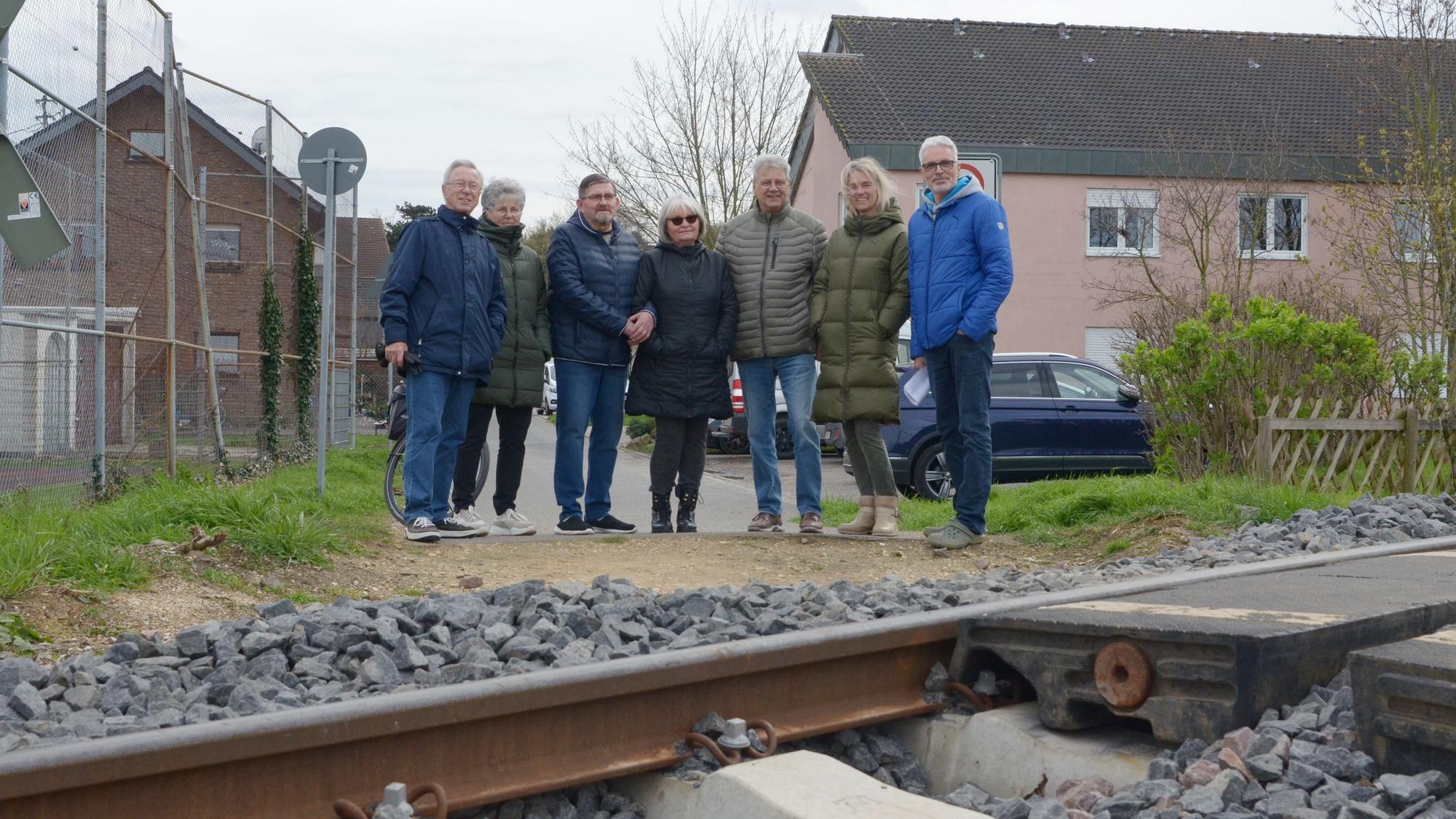Stotzheimer Anlieger stehen hinter den Bahngleisen.