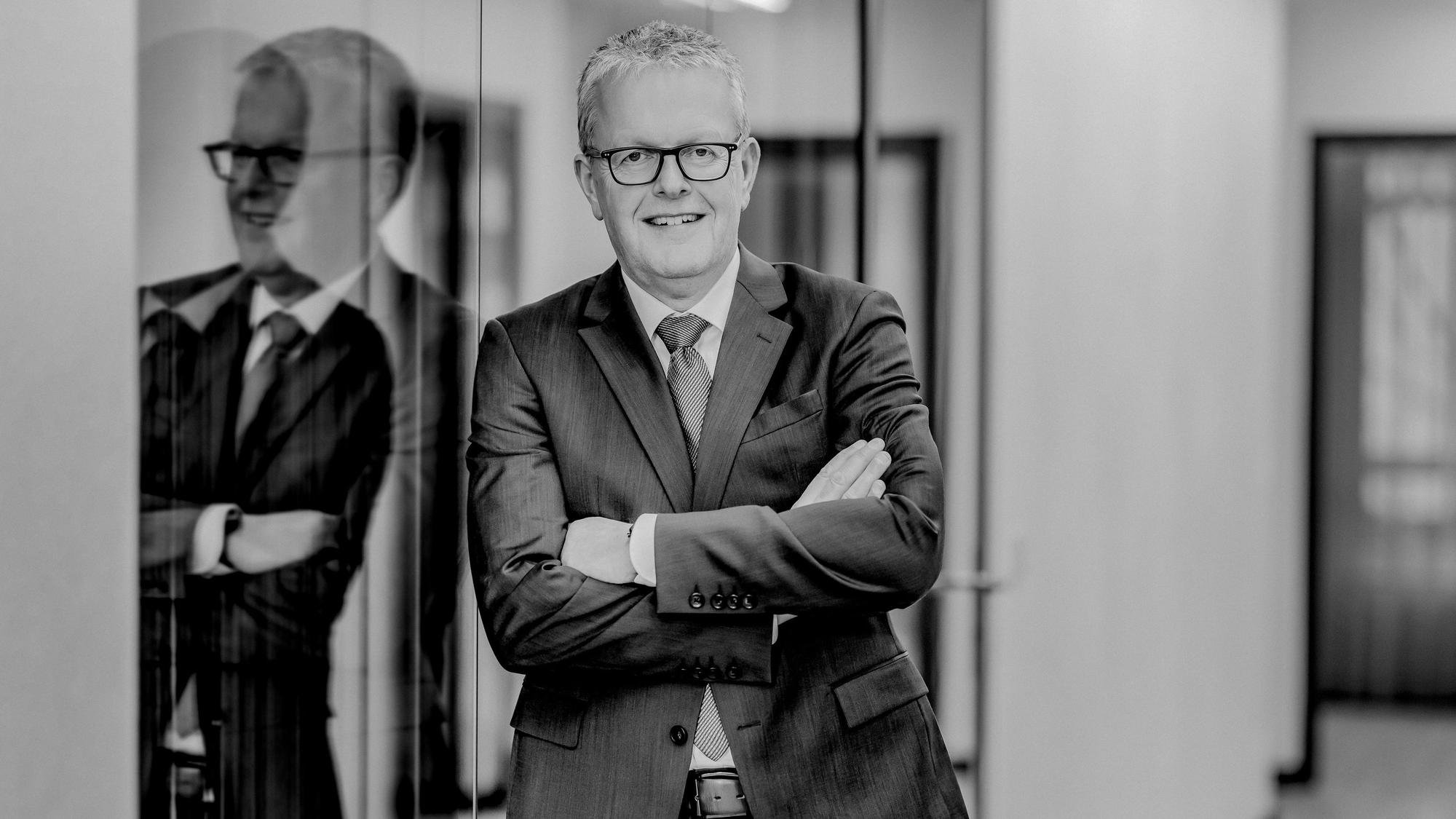 Frank Dabringhausen im Porträt (schwarz-weißes Foto).
