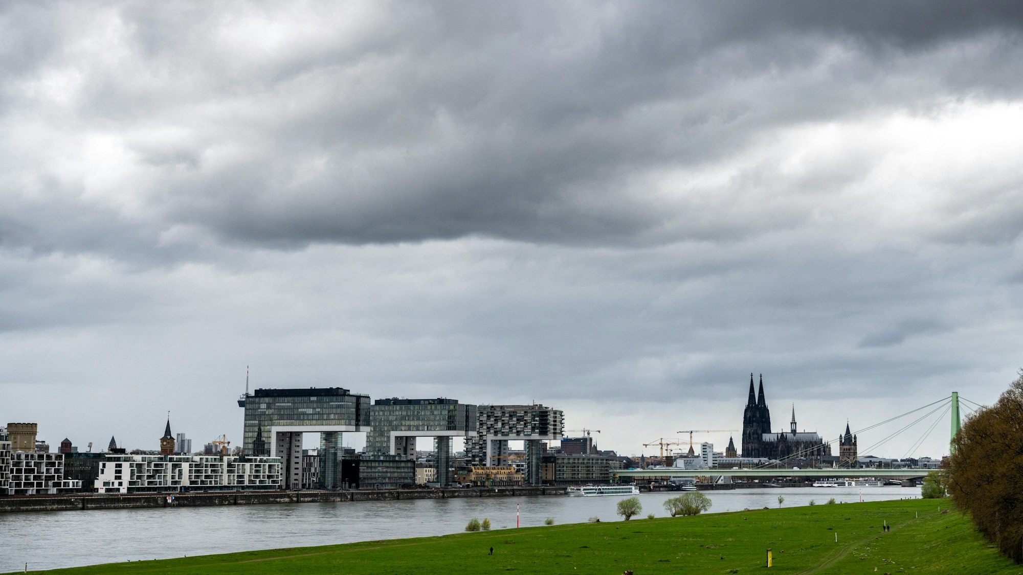 Der Himmel über Köln ist mit dunklen Regenwolken verhangen. (Archiv)
