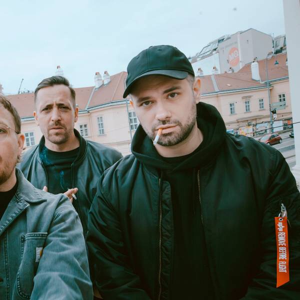 Die drei Jungs von der Antilopen Gang posieren mit Zigaretten.