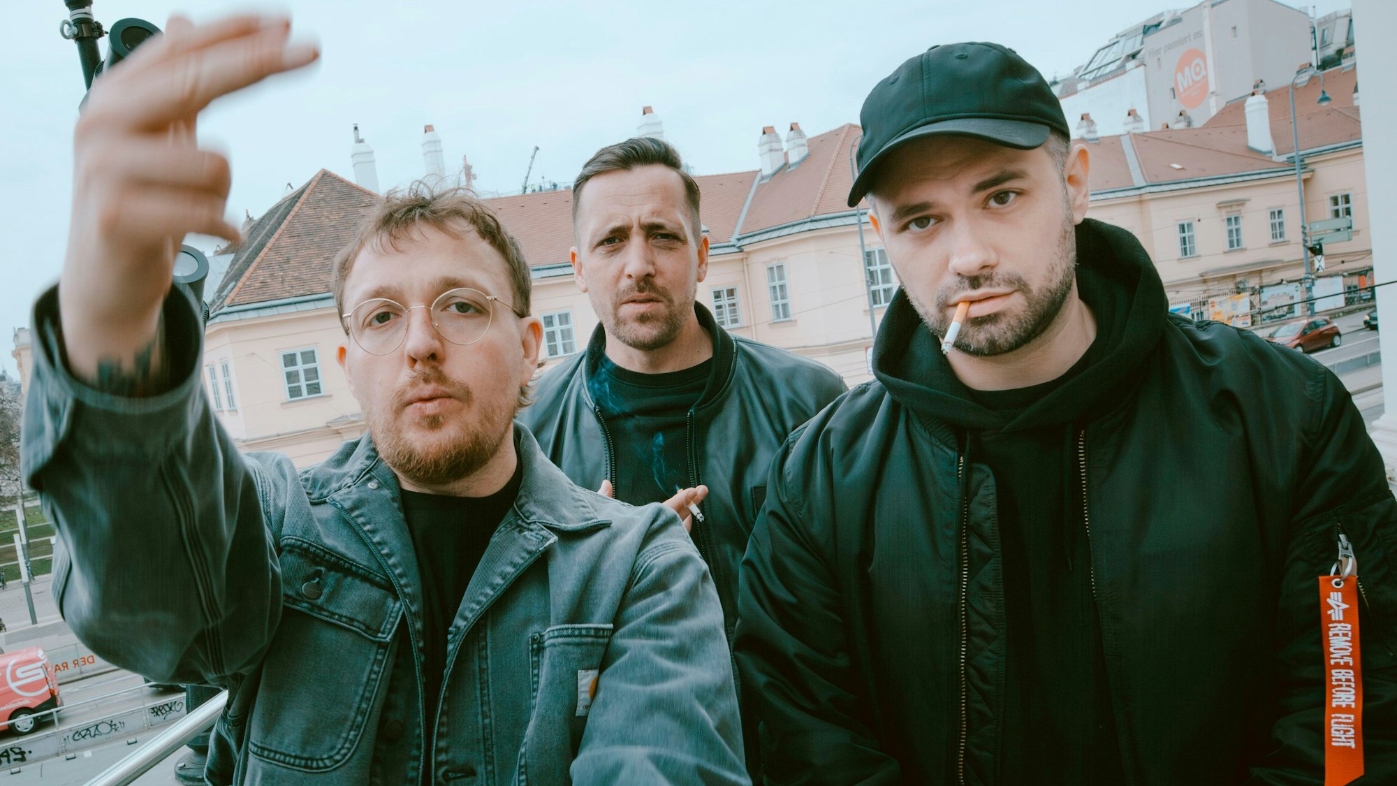 Die drei Jungs von der Antilopen Gang posieren mit Zigaretten.