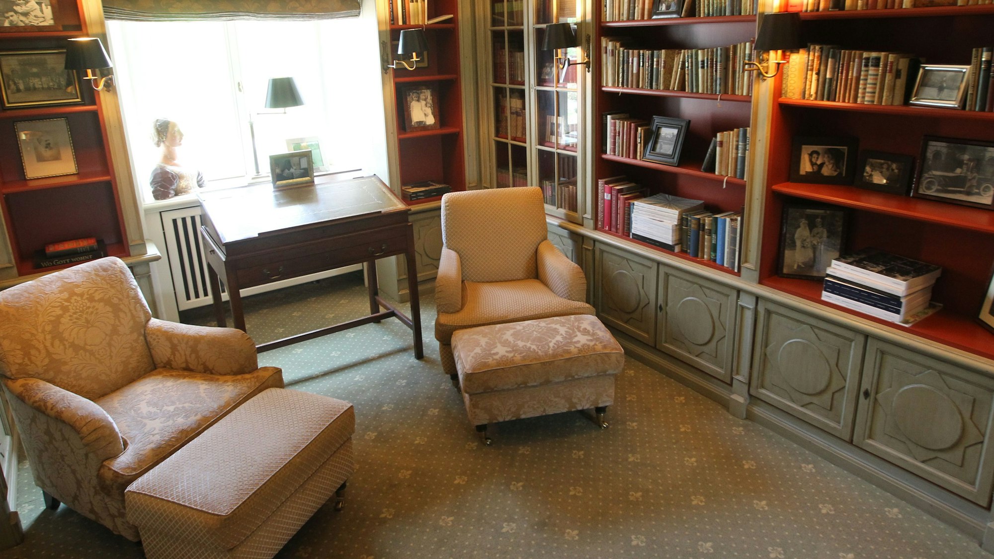 Ein Raum mit Bücherregalen und Lesesesseln