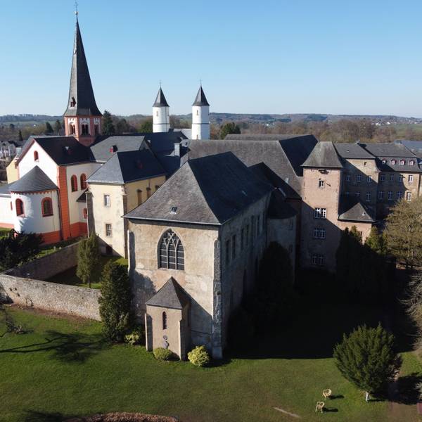 Die Luftaufnahme zeigt das Kloster Steinfeld mit der Basilika.