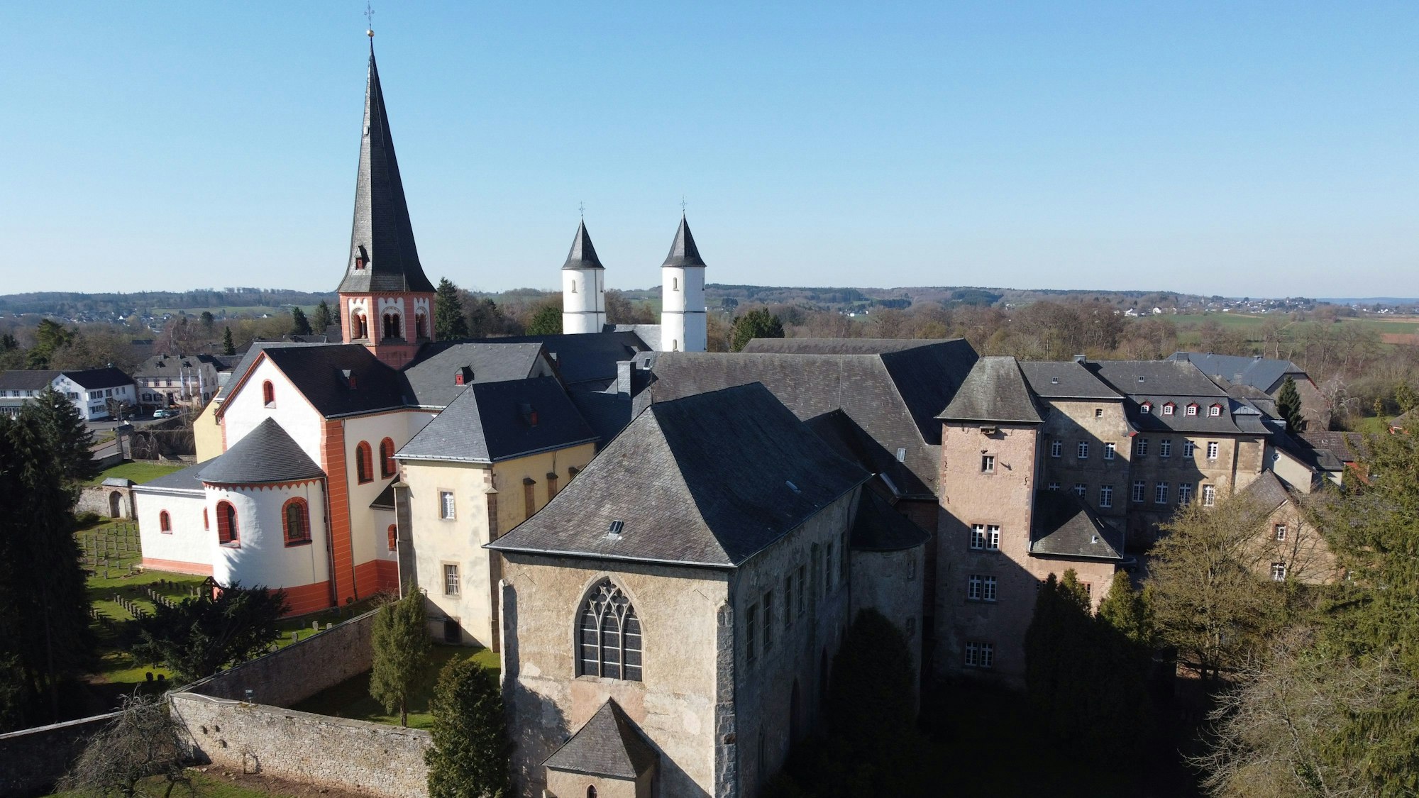 Das Bild zeigt das Kloster Steinfeld aus der Luft.