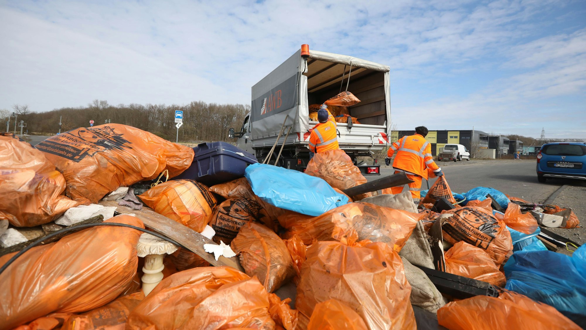 So viel Müll ist bei Porz putzmunter zusammengekommen, Mitarbeiter der AWB holen den Müll am Sammelplatz an der Kennedystraße ab