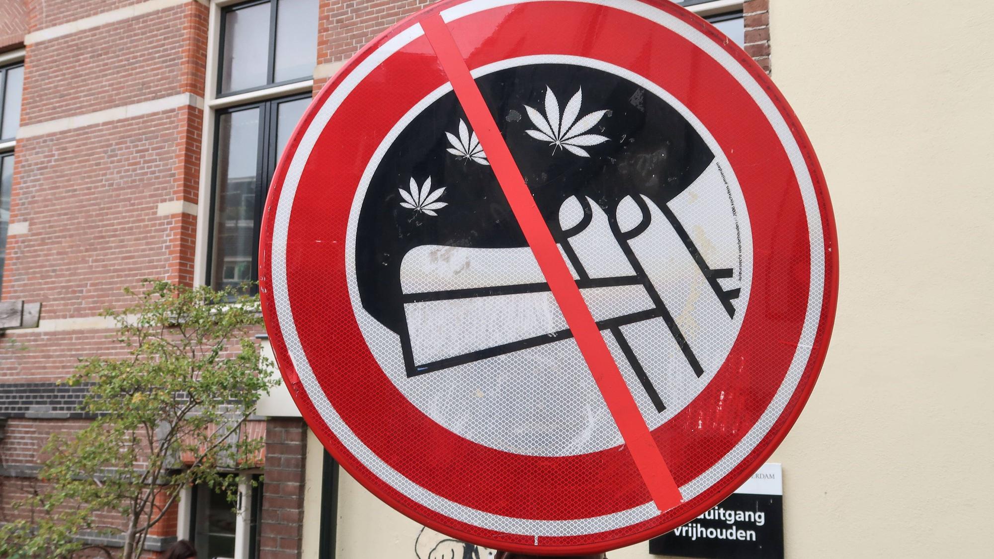 Ein Verbotsschild mit durchgestrichenem Joint ist zu sehen.