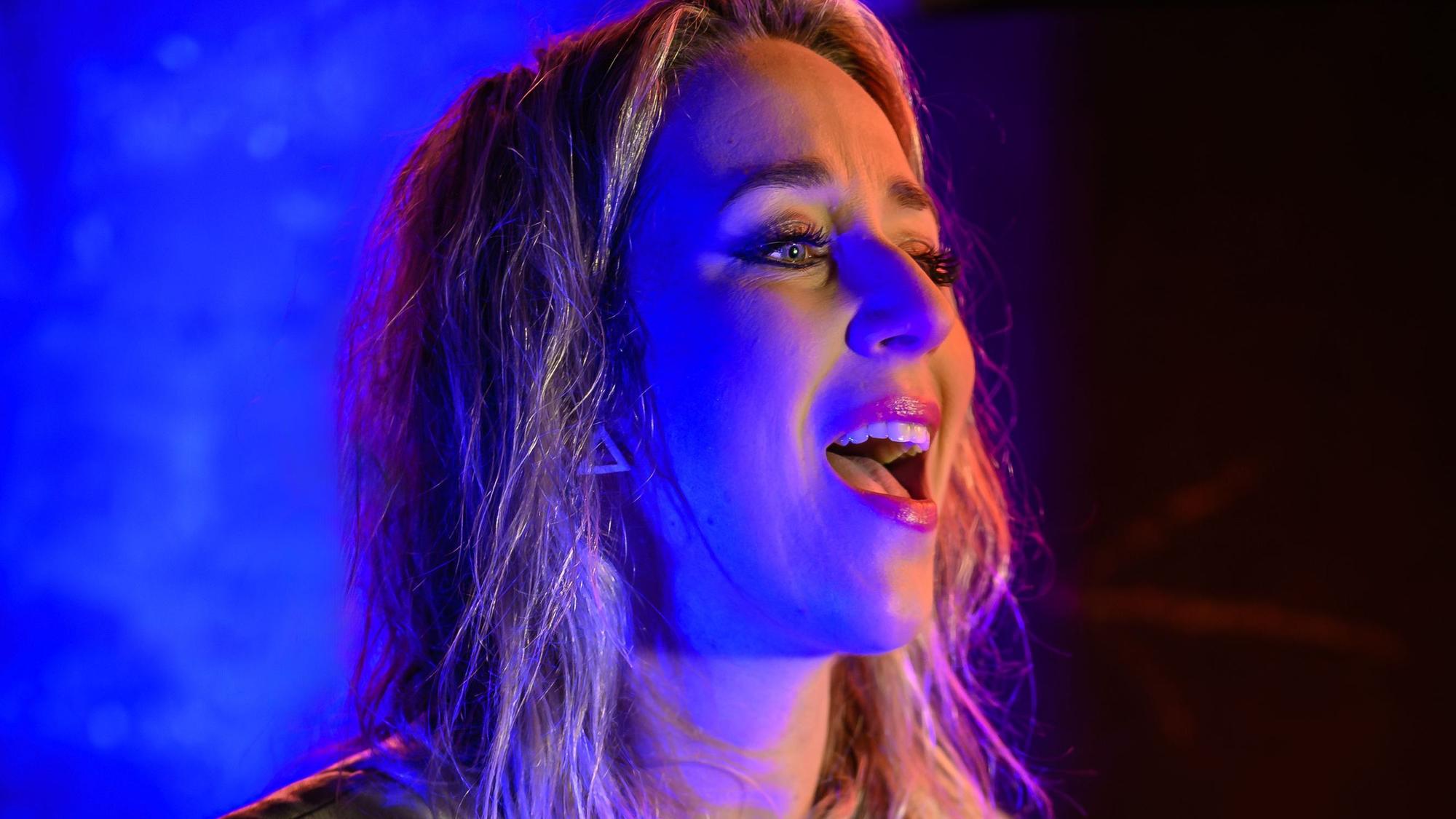 Freakstorm-Sängerin Sinah Meier bei den Dreharbeiten des Videoclips im nächtlichen Landschaftspark Duisburg.