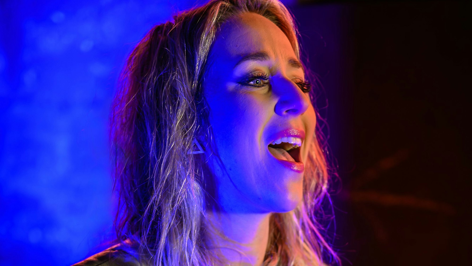 Freakstorm-Sängerin Sinah Meier bei den Dreharbeiten des Videoclips im nächtlichen Landschaftspark Duisburg.